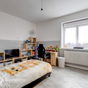 Maison semi-individuelle avec 2 chambres en rdc, grand jardin et grand parking