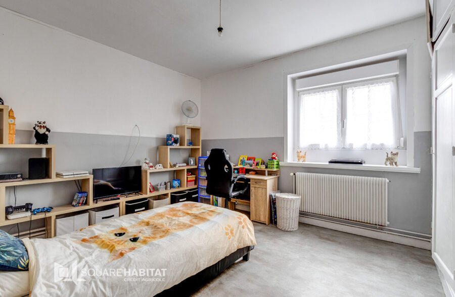 Maison semi-individuelle avec 2 chambres en rdc, grand jardin et grand parking