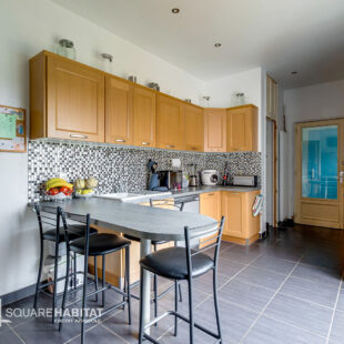 Maison semi-individuelle avec 2 chambres en rdc, grand jardin et grand parking