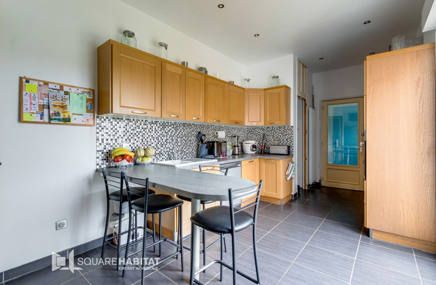 Maison semi-individuelle avec 2 chambres en rdc, grand jardin et grand parking