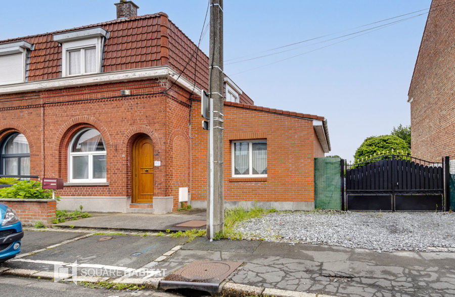 Maison semi-individuelle avec 2 chambres en rdc, grand jardin et grand parking