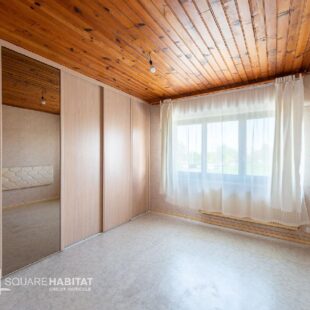 Maison semi-individuelle, 3 chambres, jardin, 2 garages.