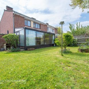 Maison semi-individuelle, 3 chambres, jardin, 2 garages.