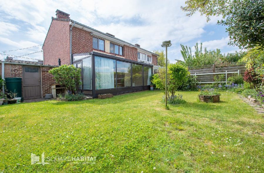 Maison semi-individuelle, 3 chambres, jardin, 2 garages.