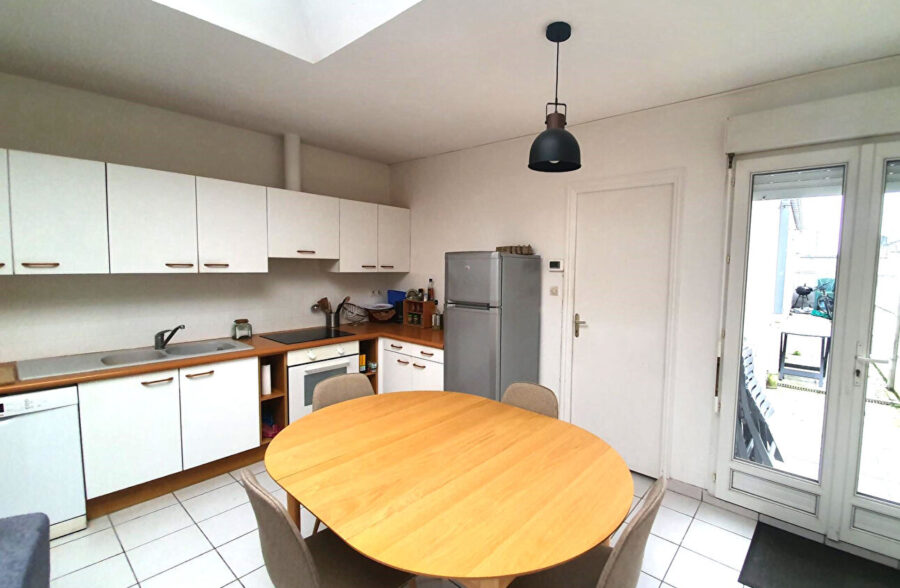 Appartement , deux chambres, garage et extérieur.