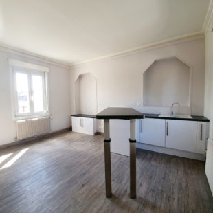 Maison  4 pièce(s) 105 m2  Sous compromis 