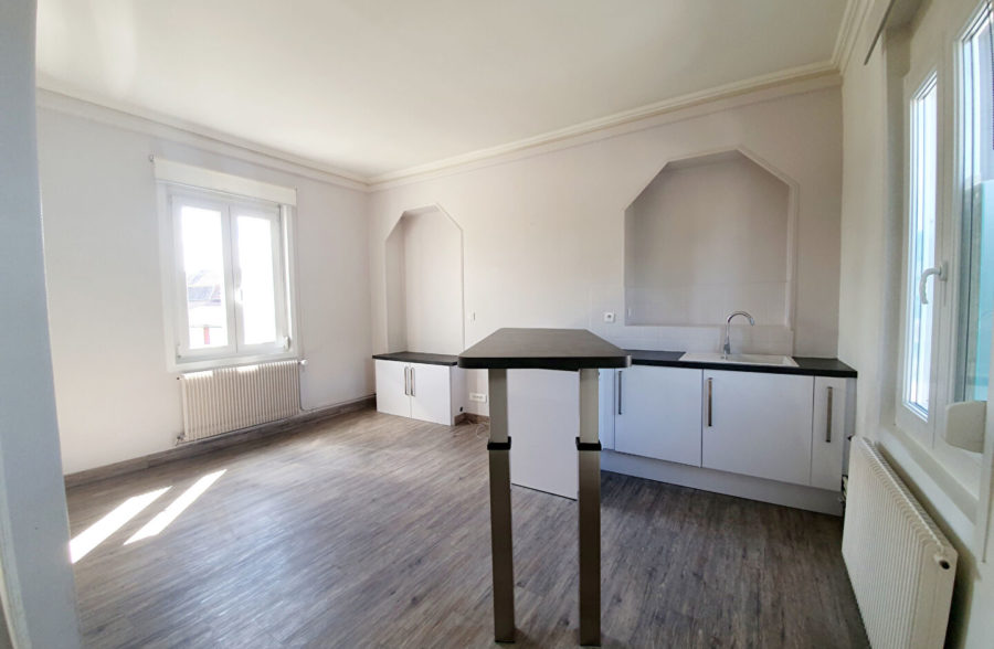 Maison  4 pièce(s) 105 m2  Sous compromis 