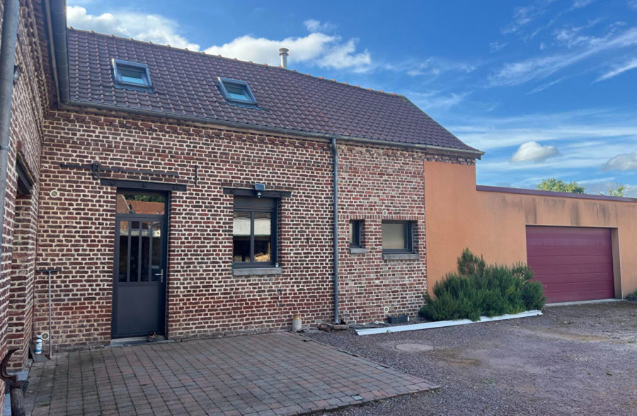 Longère rénovée, cachet de l’ancien 3 chambres jardin et garage. DPE C