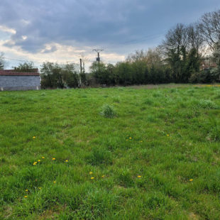 Terrain constructible de  2735m²