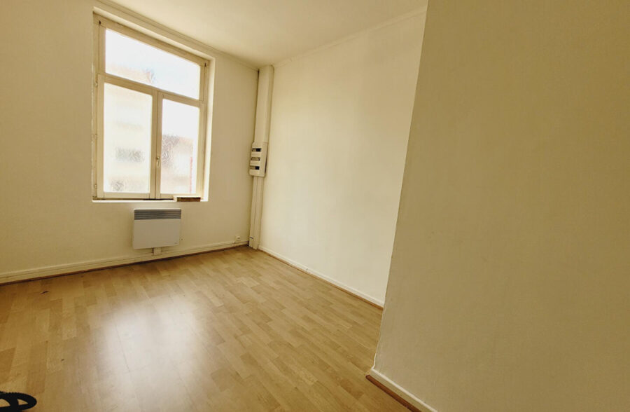 Ensemble immobilier comprenant surface commerciale et une maison