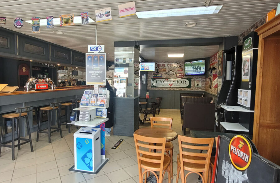 Ensemble immobilier comprenant surface commerciale et une maison