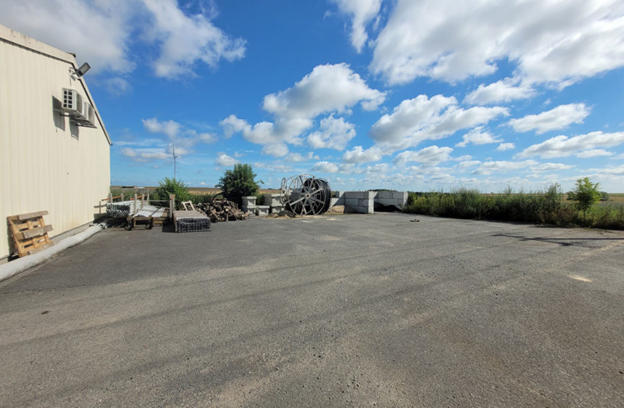 HANGAR COMMERCIAL/DE STOCKAGE avec bureaux