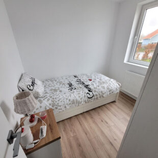 GROFFLIERS , Chalet neuf de plain pied 3 chambres , en frais de notaire réduits , avec piscine chauffée !!