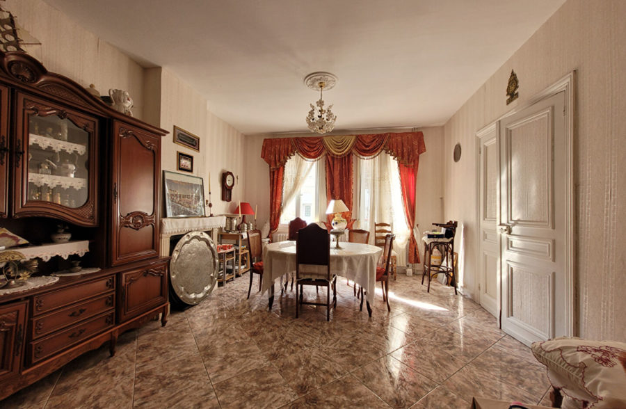 Maison de ville offrant de beaux volumes, un jardin et un garage non attenant
