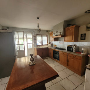Maison de ville offrant de beaux volumes, un jardin et un garage non attenant