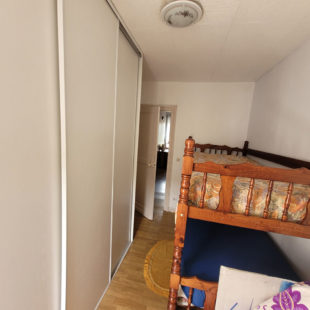 Maison de ville offrant de beaux volumes, un jardin et un garage non attenant