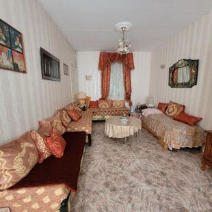 Maison de ville offrant de beaux volumes, un jardin et un garage non attenant