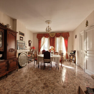 Maison de ville offrant de beaux volumes, un jardin et un garage non attenant