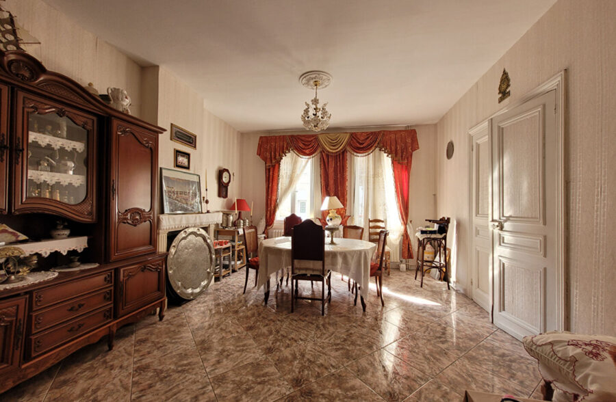 Maison de ville offrant de beaux volumes, un jardin et un garage non attenant