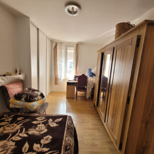 Maison de ville offrant de beaux volumes, un jardin et un garage non attenant