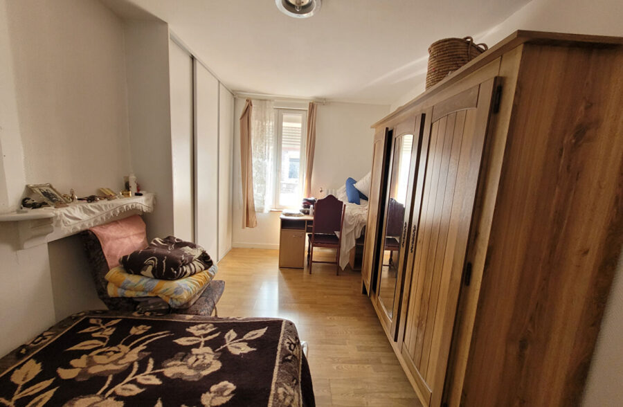 Maison de ville offrant de beaux volumes, un jardin et un garage non attenant