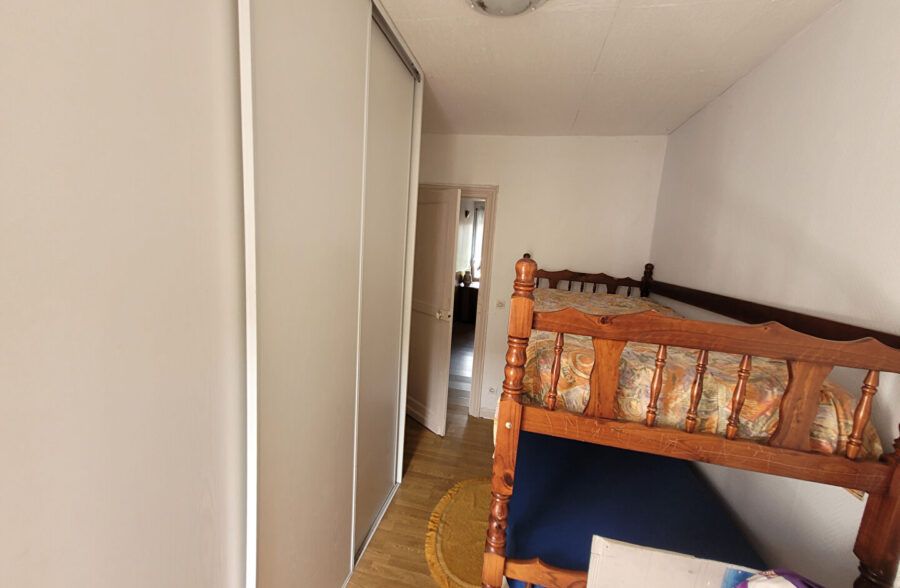 Maison de ville offrant de beaux volumes, un jardin et un garage non attenant