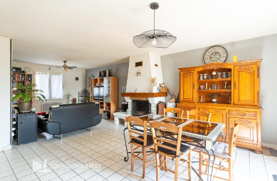 Maison individuelle,3 chambres, bureau, jardin et garage.