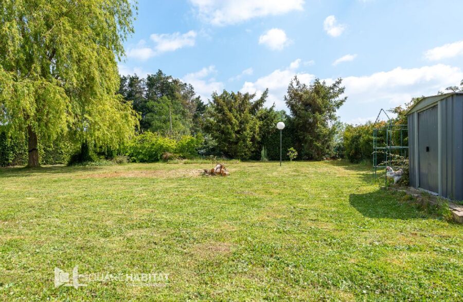 Maison individuelle,3 chambres, bureau, jardin et garage.