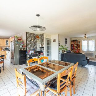 Maison individuelle,3 chambres, bureau, jardin et garage.