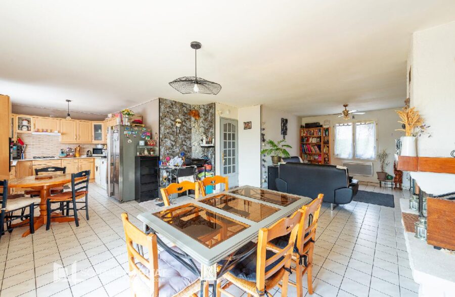 Maison individuelle,3 chambres, bureau, jardin et garage.