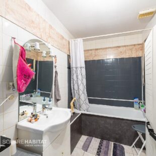 Maison individuelle,3 chambres, bureau, jardin et garage.
