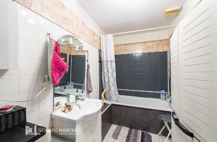 Maison individuelle,3 chambres, bureau, jardin et garage.