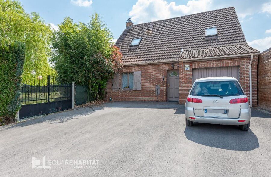 Maison individuelle,3 chambres, bureau, jardin et garage.