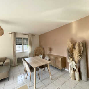 Appartement 2 chambres, terrasse, cave et garage