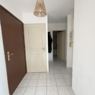 Appartement 2 chambres, terrasse, cave et garage