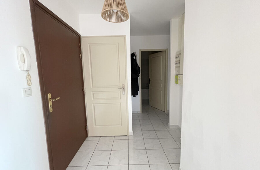 Appartement 2 chambres, terrasse, cave et garage
