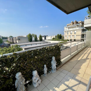 Appartement 2 chambres, terrasse, cave et garage
