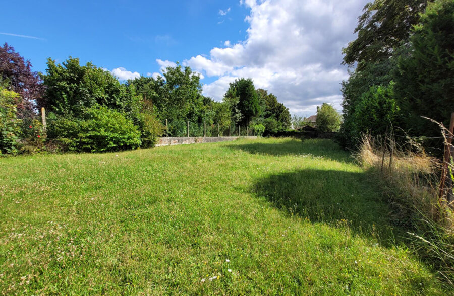 TERRAIN 701 m²