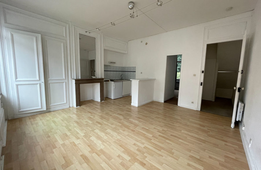 EXCLUSIVITE SEBASTOPOL : Type 2 traversant d’environ 39m²  Sous compromis 