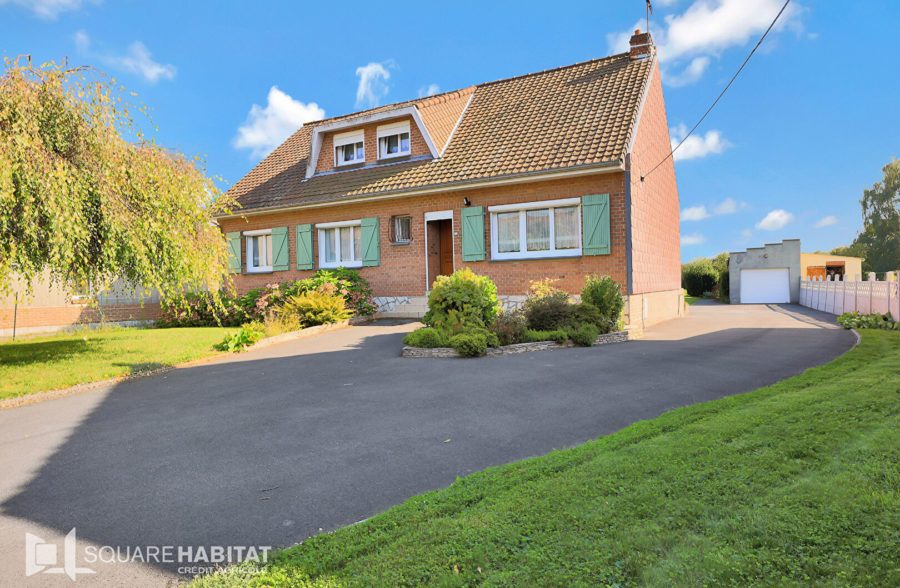 Pavillon individuel en semi-plain pied, grand jardin et double garage.