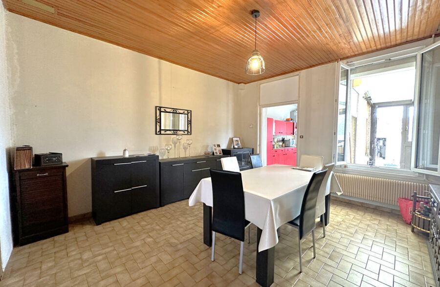Maison familiale pleine de charme avec potentiel à deux pas des écoles – Une opportunité à ne pas manquer !