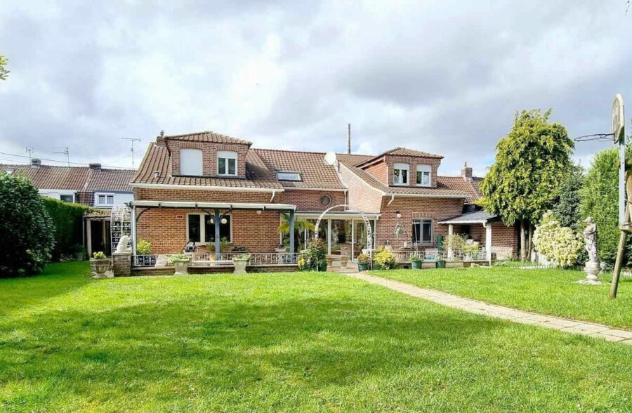 Villa individuelle, 5 chambres, Garage , stationnement, beau jardin – SECTEUR VALLON