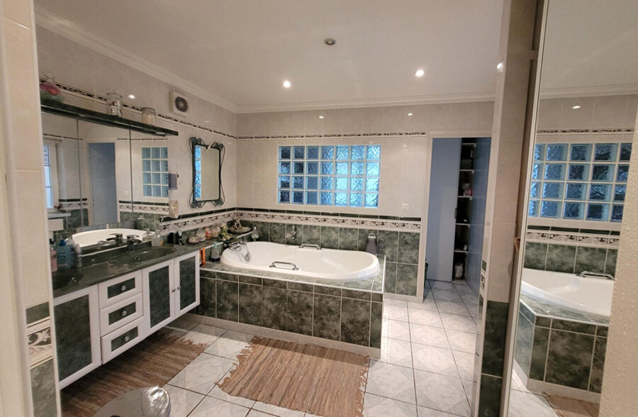 Villa individuelle, 5 chambres, Garage , stationnement, beau jardin – SECTEUR VALLON