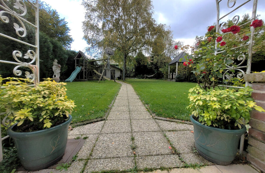 Villa individuelle, 5 chambres, Garage , stationnement, beau jardin – SECTEUR VALLON