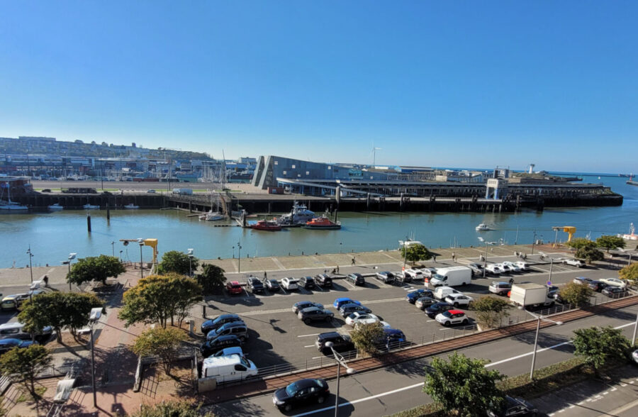 APPARTEMENT LUMINEUX ET SPACIEUX – VUE PORT