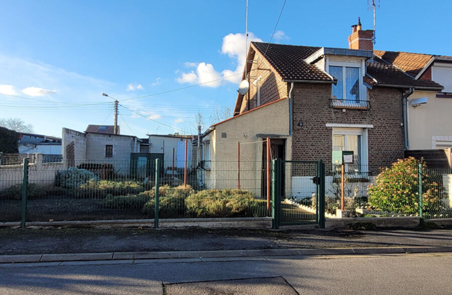 Maison semi individuelle, jardin, garage.  Sous offre 