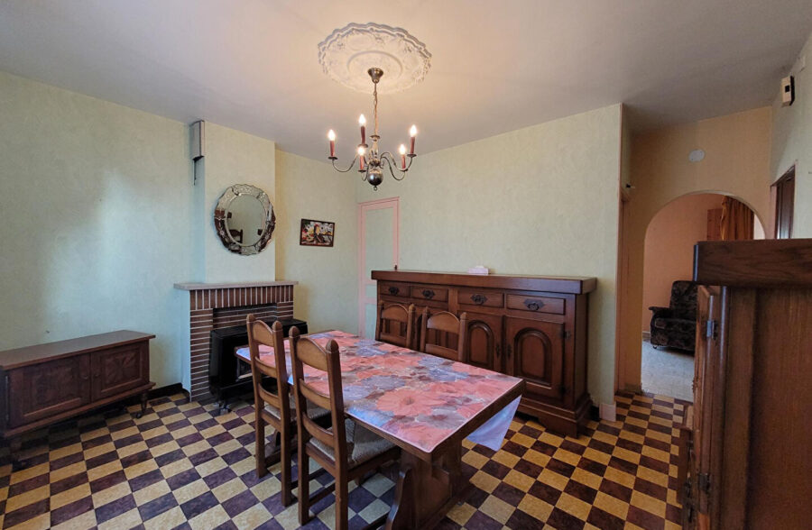 Maison semi individuelle, jardin, garage.  Sous offre 