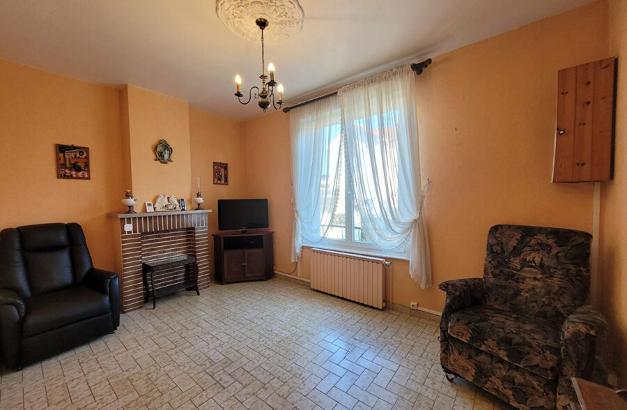 Maison semi individuelle, jardin, garage.  Sous offre 