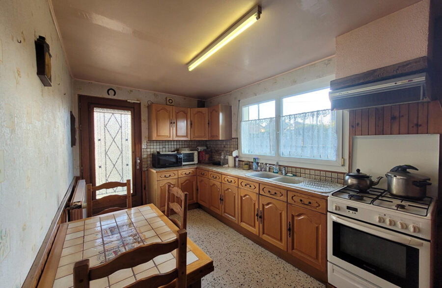 Maison semi individuelle, jardin, garage.  Sous offre 