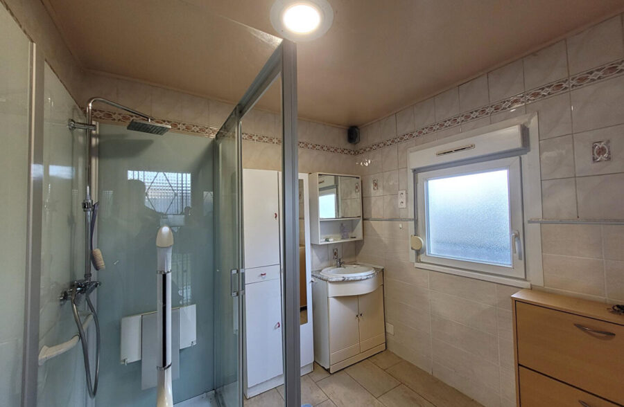 Maison semi individuelle, jardin, garage.  Sous offre 